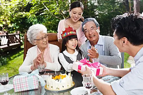 快乐家庭庆祝生日