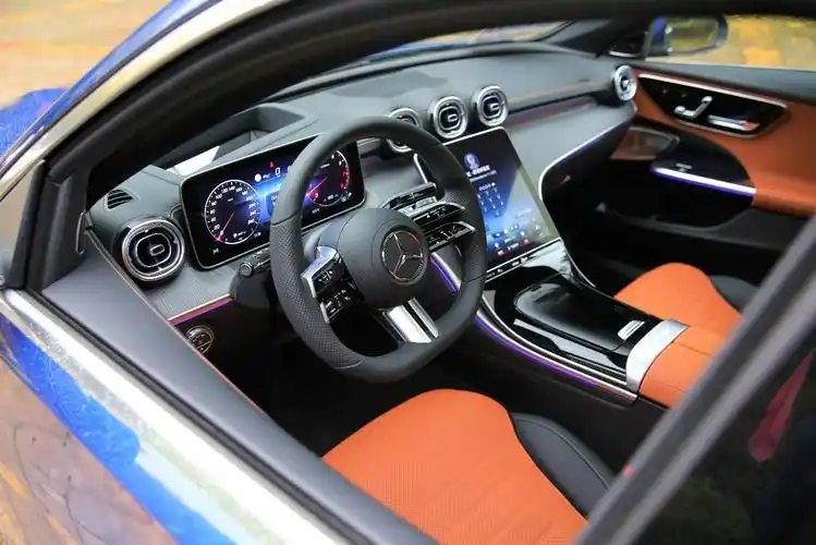 试驾奔驰全新长轴c级车 内饰向s级靠齐