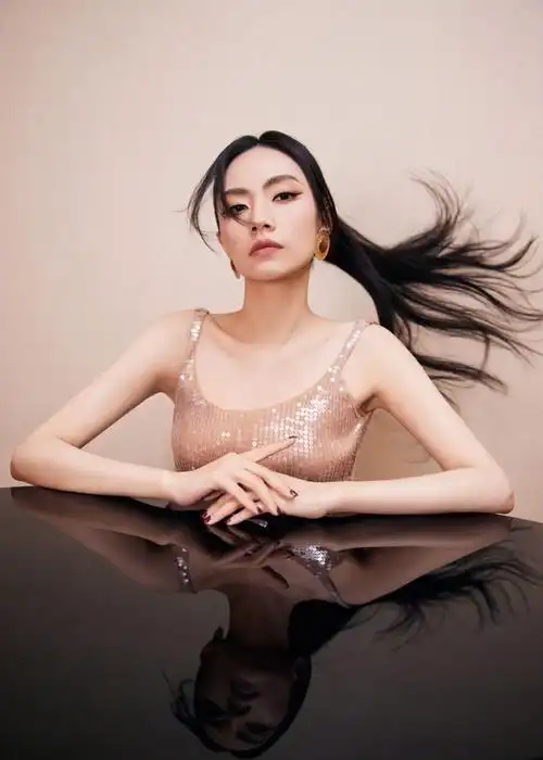 刘惜君 亮片点缀的裙身,长发高马尾造型,将时尚与性感完美融合|唱片|