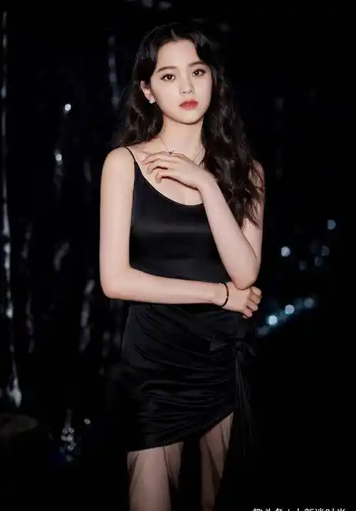 欧阳娜娜长得美就算了,才19岁时尚就这么好,穿吊带薄纱裙太撩人_造型