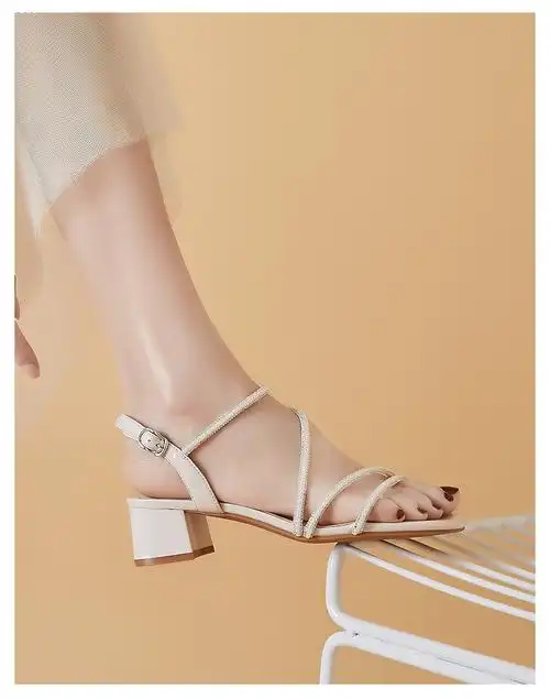 达芙妮交叉一字带水晶中跟35cm鞋子粗跟凉鞋女2021年新款女鞋夏季红色