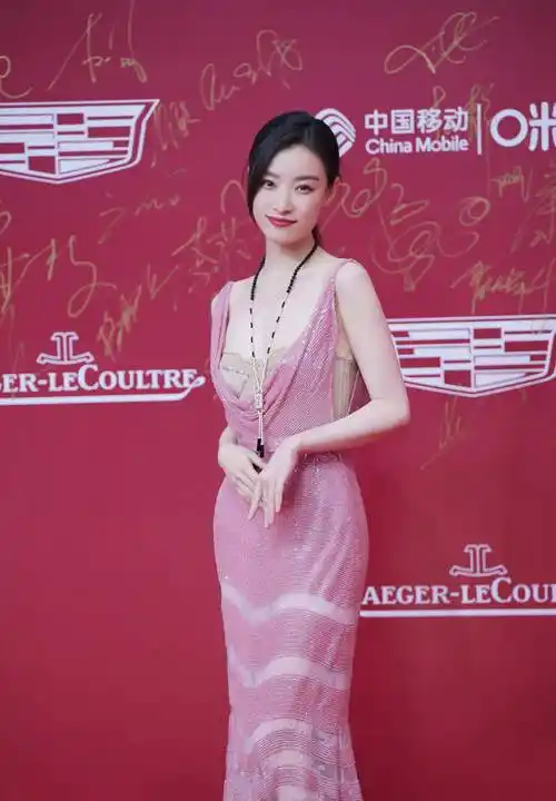 倪妮以亮粉色裙子展现时尚魅力,登上成功女性的人生巅峰_梦想_激励