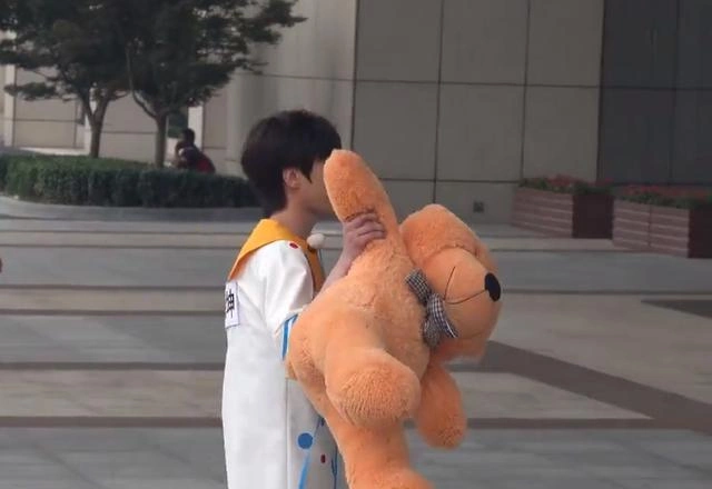 蔡徐坤抱熊玩偶录跑男,见ikun在旁边呐喊,下意识动作太圈粉