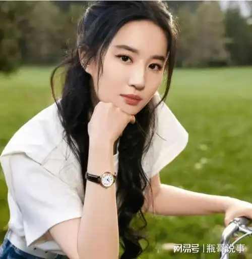 神仙姐姐小龙女刘亦菲的白衬衫牛仔穿搭