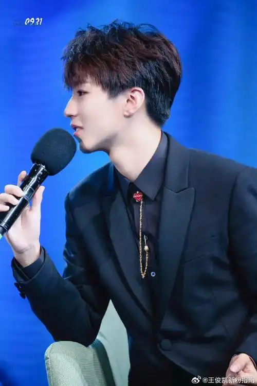 07#王俊凯新粉指南#07#王俊凯苏系侧颜#喜欢你西装革履,拿着话筒