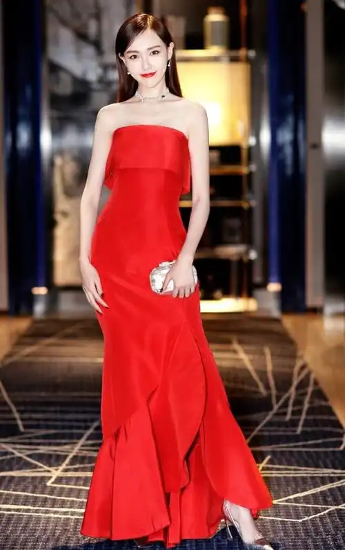 唐嫣真是个衣服架子,出席活动的唐嫣身穿一袭红色长裙,裙子设计简单