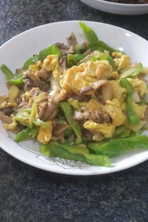 a ぃ玲玲ヾ做的平菇青椒炒鸡蛋 好吃又营养的超快手家常菜