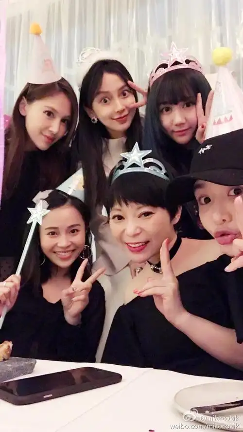 angelababy陪闺蜜庆生 素颜出镜气色好