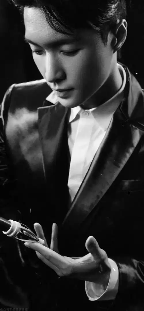 张艺兴白衬黑西服穿搭黑白手机壁纸