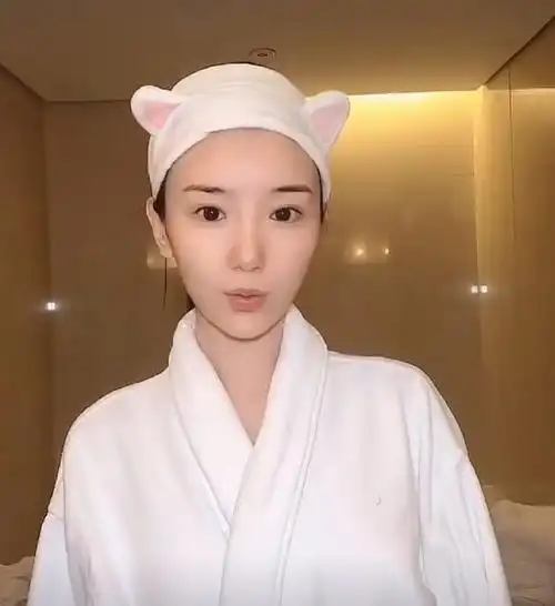 此外,毛晓彤连素颜时面部也很不错,小巧的脸上精气神十足.