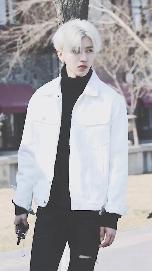 蔡徐坤是白衣服也很帅的我们坤哥( )
