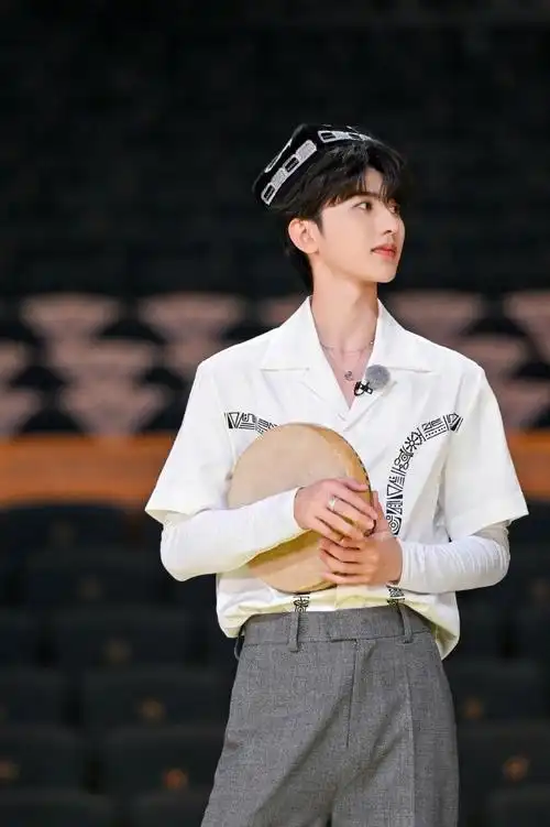 跑男来了95视频sniperaugust_蔡徐坤傻站漂亮姐姐_kunsland·蔡徐坤