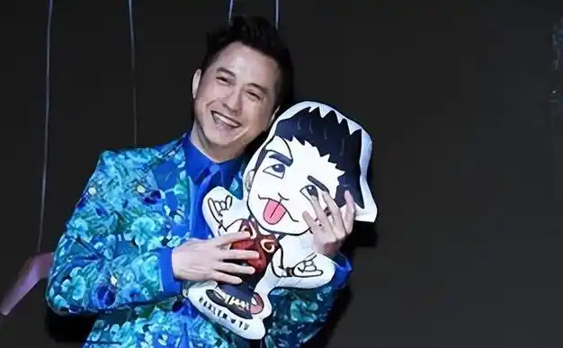 庾澄庆全家参加儿子哈利毕业典礼现任妻子气质出众未见伊能静