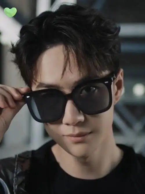 王一博戴眼镜帅呆了
