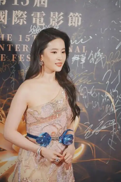 刘亦菲##刘亦菲单肩透视粉裙##刘亦菲周冬雨g社生图