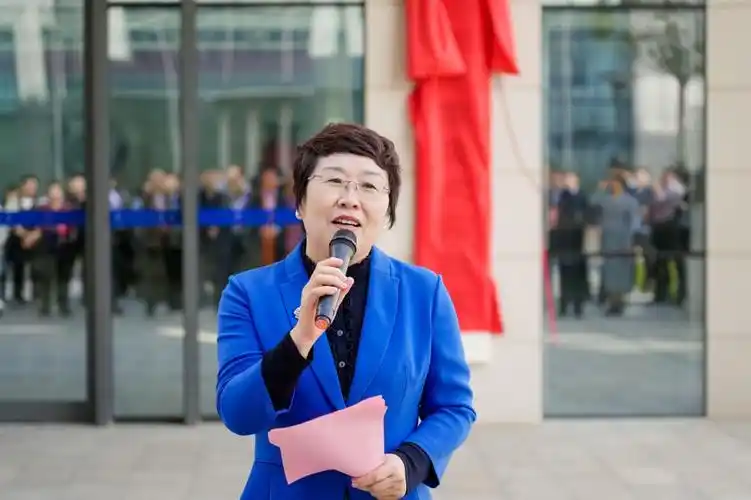 副校长张玲玲主持启用仪式,并向学术委员会委员介绍古镇口校区规划