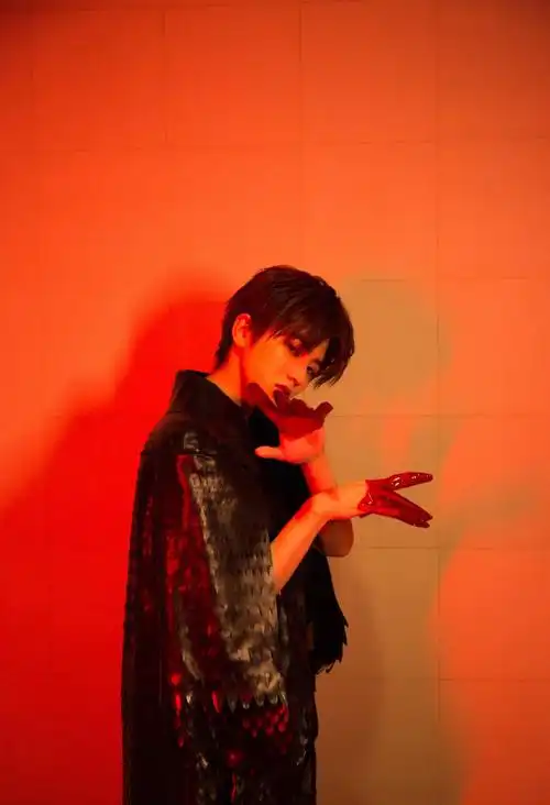 蔡徐坤魔幻风格光影写真图片