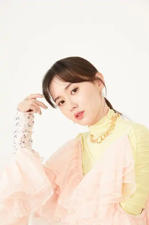 简介:江铠同清新优雅时尚写真图片,分享一组江铠同图片给大家,图中的