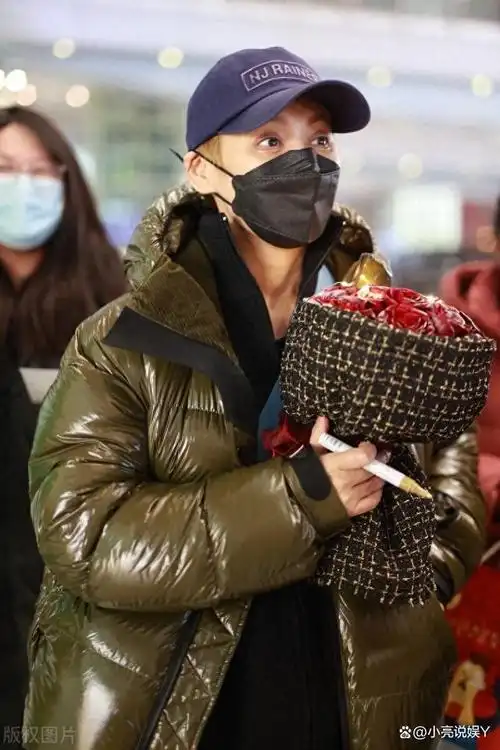 51岁宁静出行造型"大翻车",一身高定香云纱,穿出"乞丐"感觉