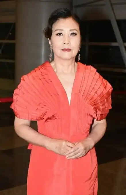 汪明荃现身活动时尚造型展现出众