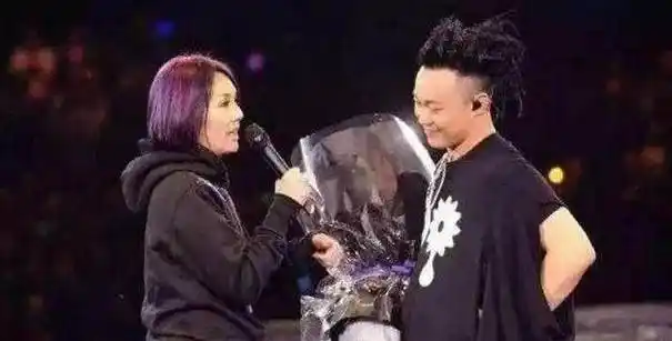 陈奕迅杨千嬅我们到这里刚刚好可是不知为何为了你我竟哭了又笑