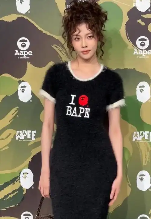 cc宋妍霏的复古风格令人眼前为之一亮,虽然从远处看可能显得有些混乱