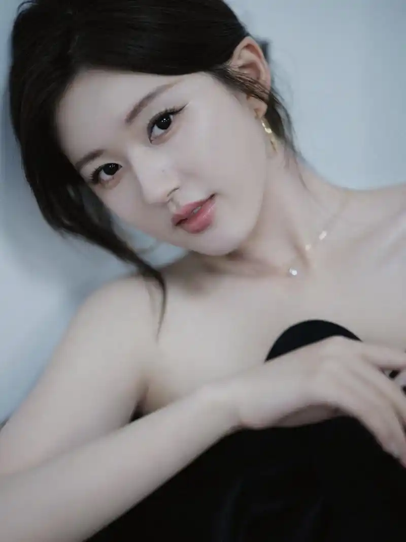 赵露思黑色抹胸裙直播造型