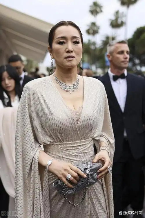 巩俐终究是老了,穿拖尾礼服亮相戛纳,颈纹明显,脸颊凹陷太真实