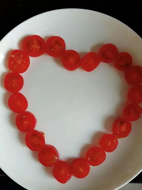 小番茄切圆片摆成心形.
