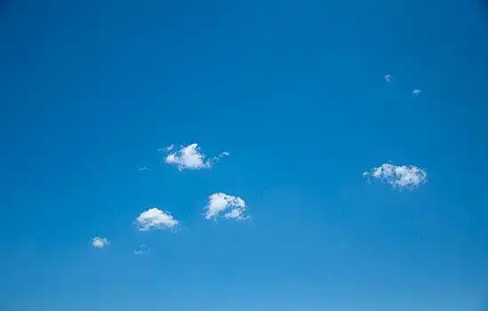 蓝天中的云朵
