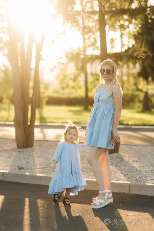 妈妈和她的女儿走着牵着手