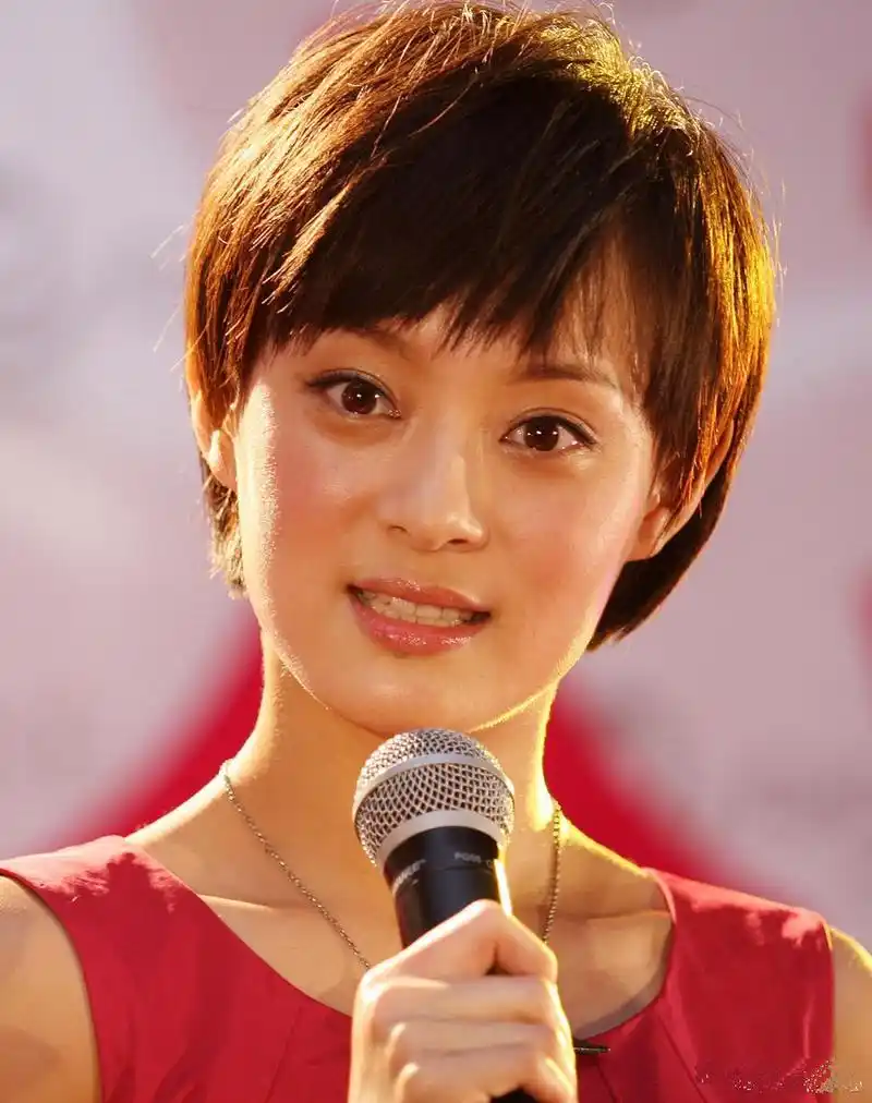 那时候的孙俪短发清爽笑容甜美,皮肤好得像粉色荷花,真是校园里的小