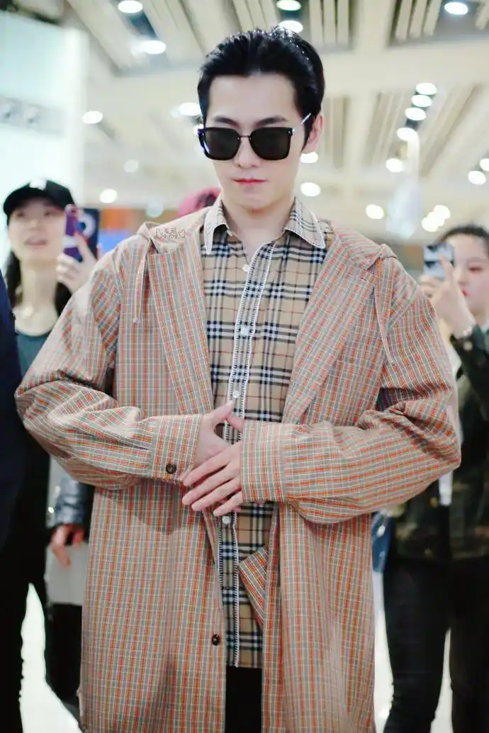 杨洋戴墨镜穿两件格子衬衫现身机场帅气十足,噘嘴卖萌好可爱