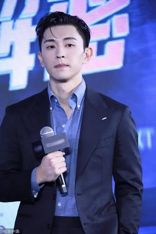 邓伦上海活动,西装背头,帅气的绅士伦~__财经头条