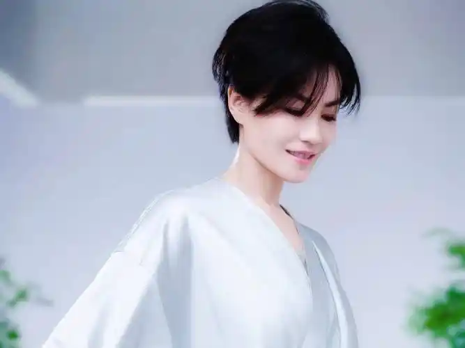 52岁王菲衣服代言被曝!大秀锁骨美腿,网友:难怪谢霆锋那么喜欢_方面_