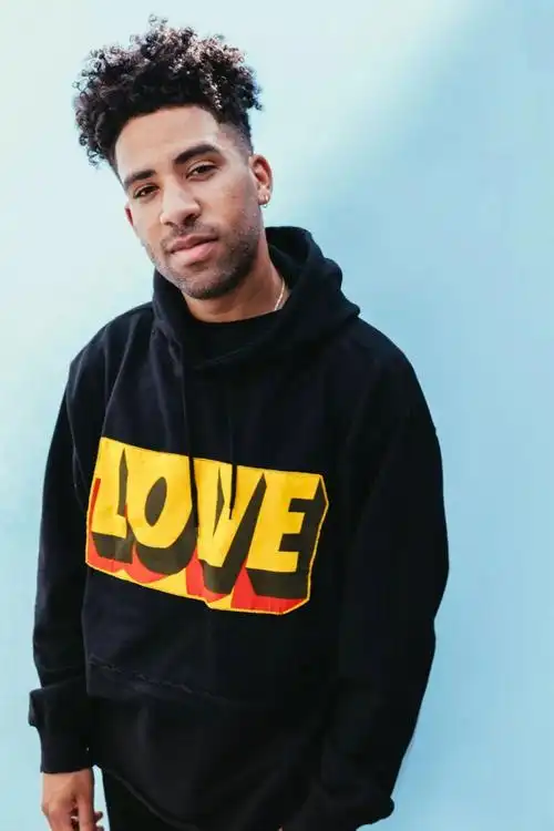 壁纸|说唱歌手们除了有吸睛的搭配,还有炸裂的现场!