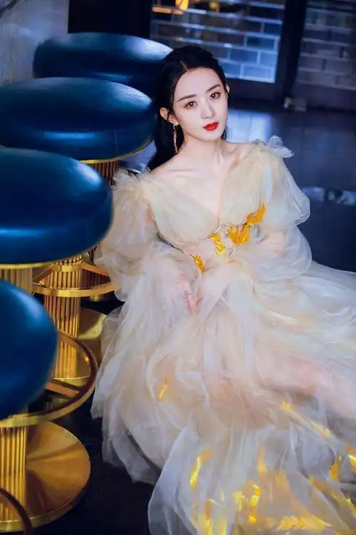这组照片中,赵丽颖穿着一件香槟色的礼服,让人感受到一种仙气飘飘的