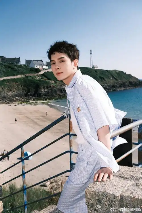 李佳琦海边随拍