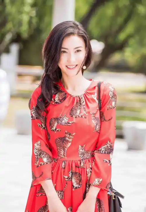 张柏芝受邀出席高定走秀,却体现颅顶高的优越,依旧是贴头发造型_演出