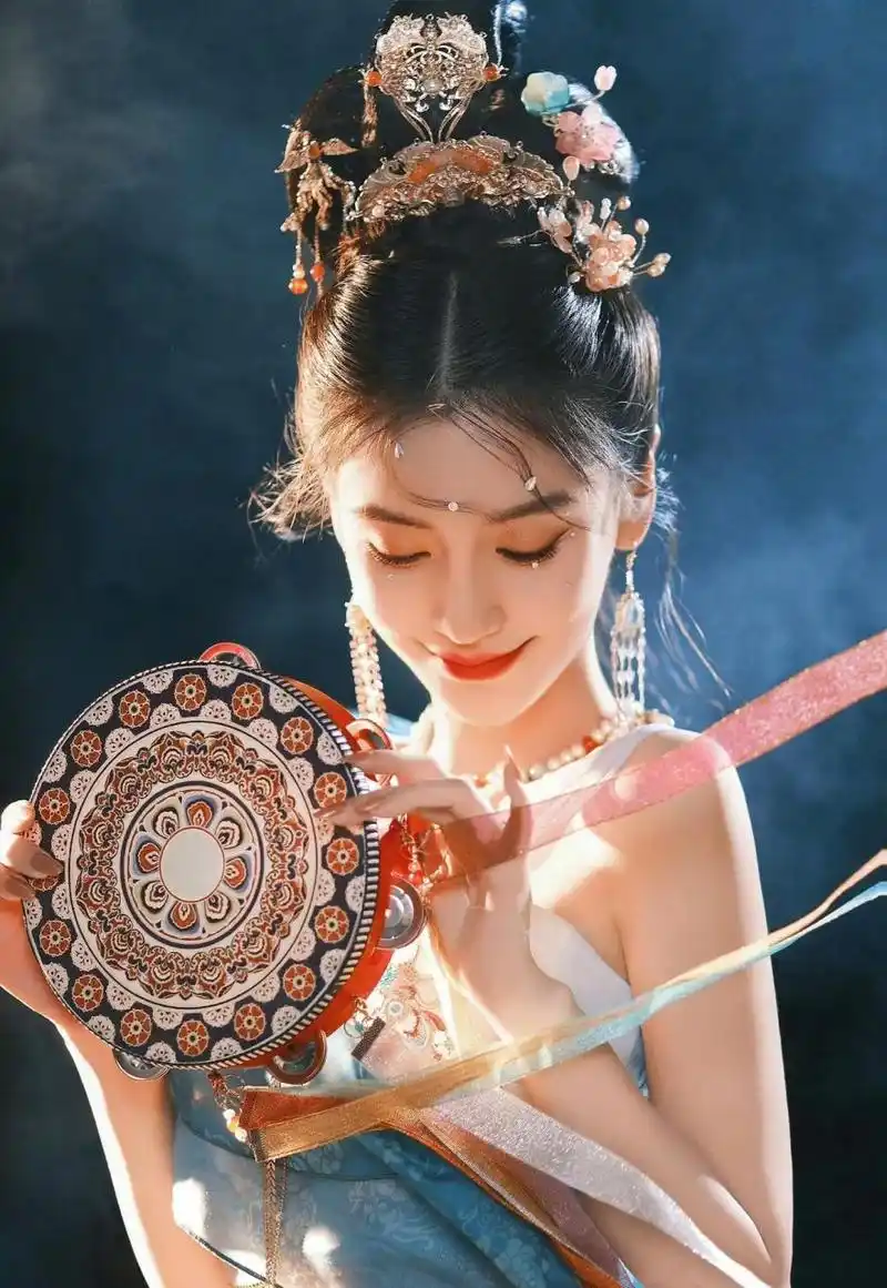 杨颖(angelababy)以敦煌飞天造型拍摄了一组唯美的写真,宛如仙女飞天