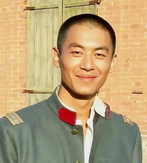 他周正的五官挺拔的身躯,再加上出色的演技,让朱亚文在一众男星当中脱