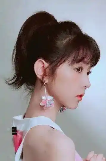 这款甜到爆的马尾真的很适合学生党,清纯又可爱,只要将头发一起绑起