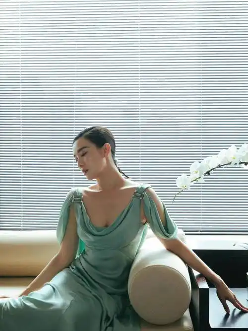 宋佳不愧是"时尚女王",一袭薄荷绿连衣裙优雅高级,气质非凡_身材_的