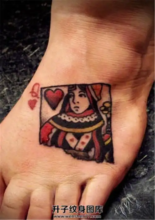 女性脚背半张红桃皇后纹身