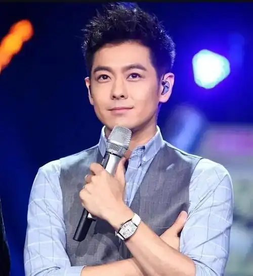 长得英俊帅气,却输在"个子矮"上,这4位男星的身高太不懂事了