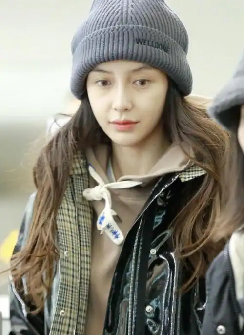 原创杨颖不惧离婚传闻现身,漆皮外套配万元包太高调,素颜牛奶肌抢镜