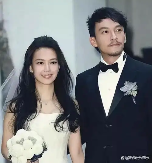 胡歌与妻子罕见同框,一同外出到超市大采购,夫妻二人分工明确