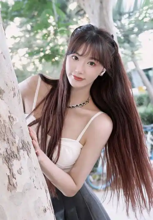 孔雪儿长卷红发美翻了,穿奶油色泡泡袖小短裙,甜美又惊艳_风格_时尚