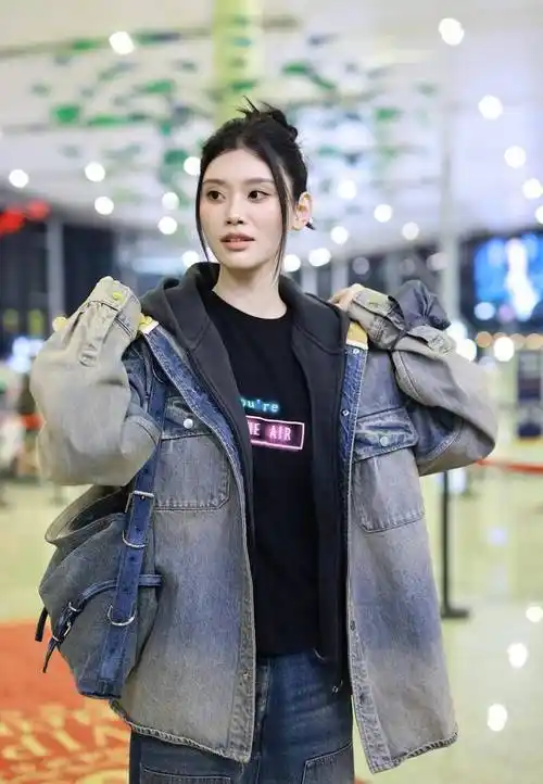 奚梦瑶全身牛仔搭配现身虹桥机场青春靓丽_上海
