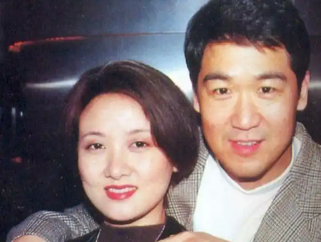 后来他就遇到了现在的老婆,据说罗秀春当时的条件是不能让他和邓婕生